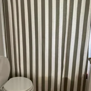 CORTINA DE BAÑO TEO RAYADA CLAUDIA ADORNO